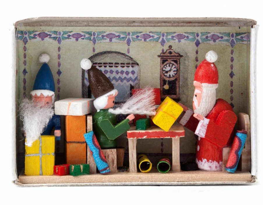 Authentic German Gifts * | Frankenmuth Clock Company 028/136 Matchbox Scene: Christmas Surprise!